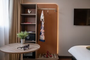 Standard Twin Room, 2 Twin Beds | Premium bedding, desk, blackout drapes, soundproofing - Ibis Golfe de Saint Tropez (Cogolin)