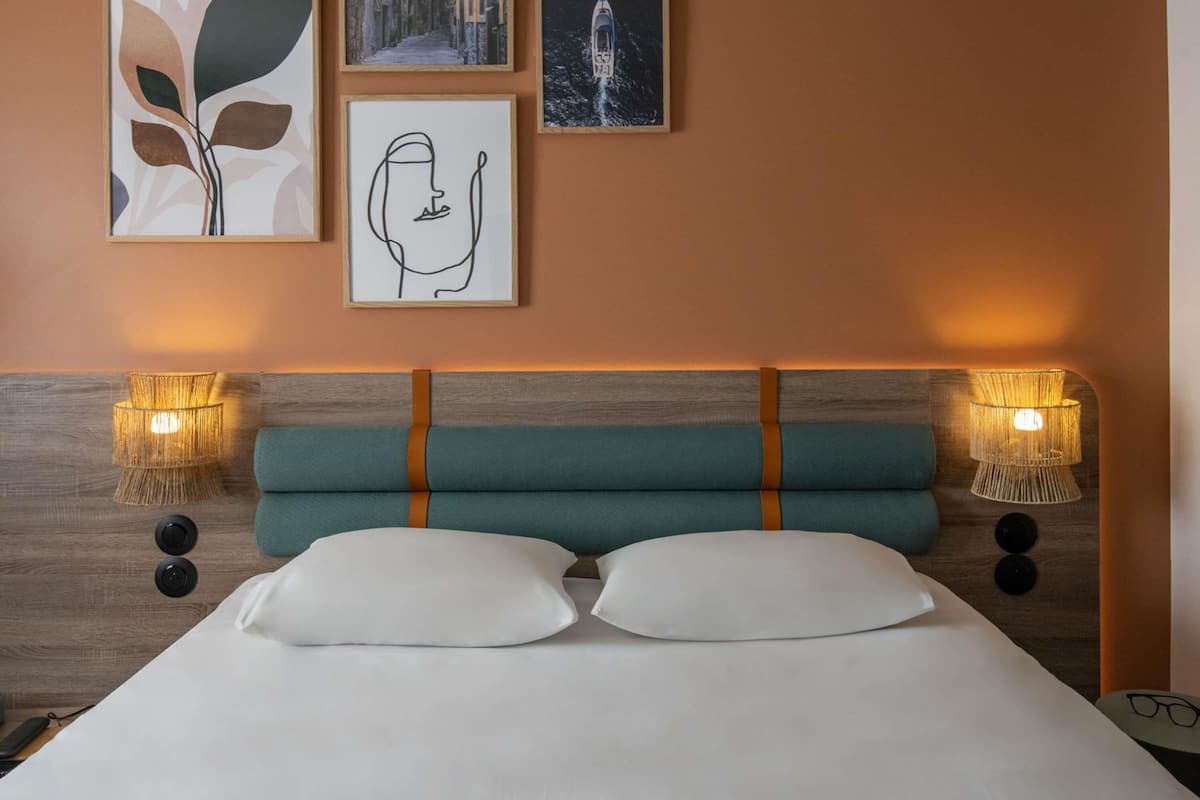 Chambre, 1 lit double | Literie de qualité supérieure, bureau, rideaux occultants