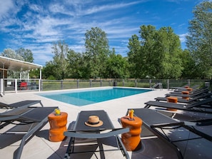 Kolam renang terbuka bermusim