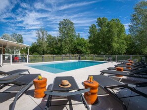 Seasonal outdoor pool, open 10:00 AM to 7:00 PM, pool umbrellas - Ibis Golfe de Saint Tropez (Cogolin)