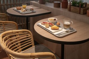 Daily buffet breakfast for a fee - Ibis Golfe de Saint Tropez (Cogolin)