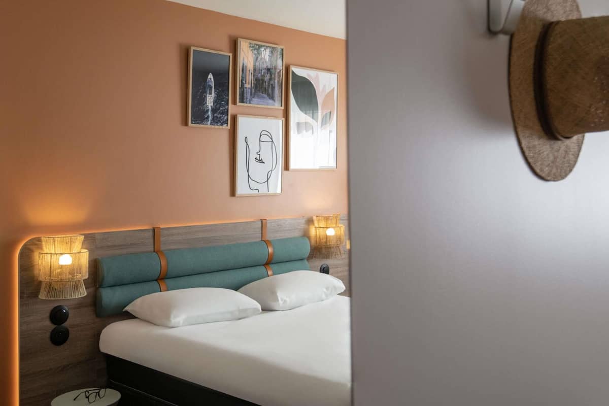 Room, 1 Double Bed | Premium bedding, desk, blackout drapes, soundproofing