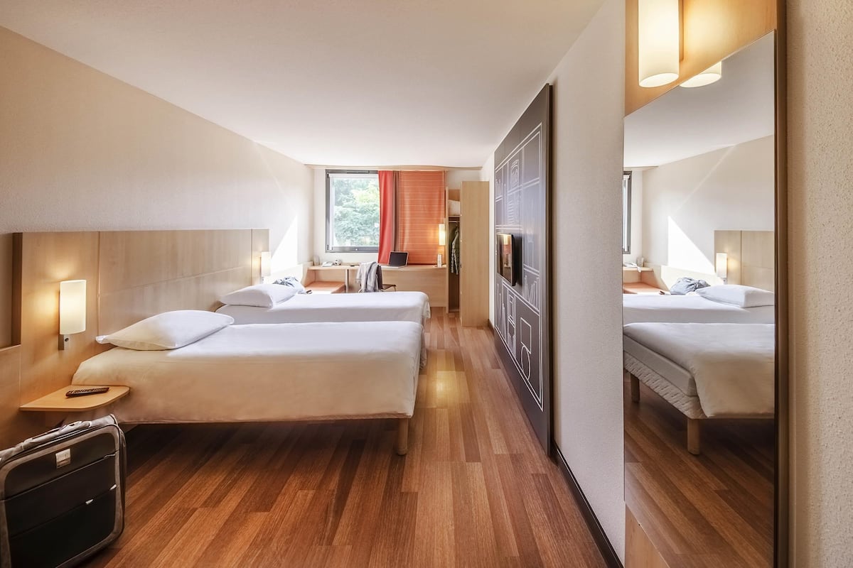 Zimmer, 2 Einzelbetten | Hochwertige Bettwaren, Schreibtisch, laptopgeeigneter Arbeitsplatz