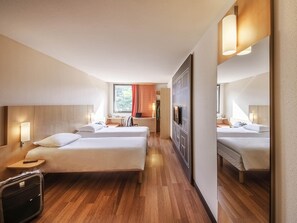 Habitación, 2 camas individuales | Ropa de cama de alta calidad y escritorio 