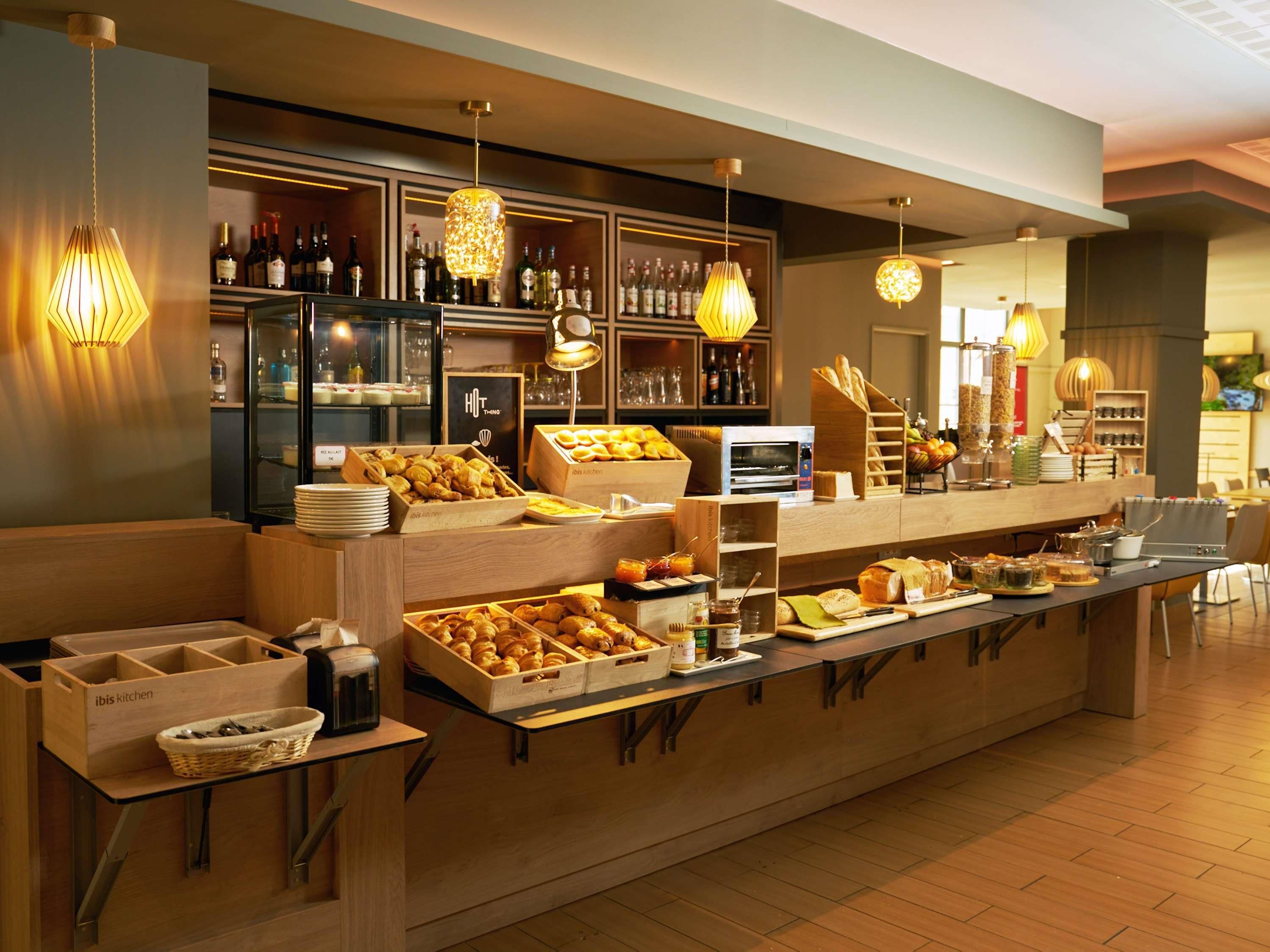 Un espace buffet proposant divers plats et un bar avec des bouteilles.