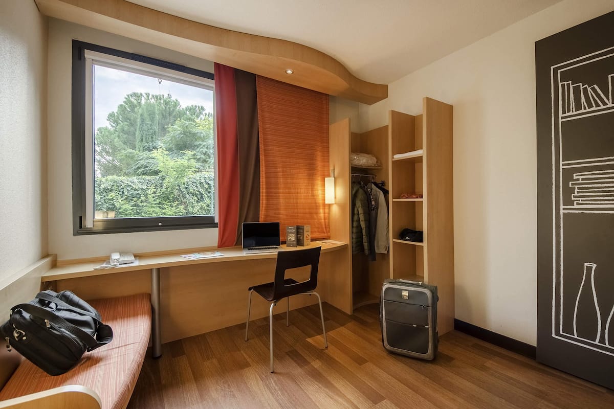 Classic Room, 3 Twin Beds | Premium bedding, desk, laptop workspace, blackout drapes