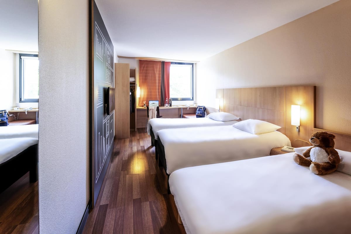 Classic Room, 3 Twin Beds | Premium bedding, desk, laptop workspace, blackout drapes