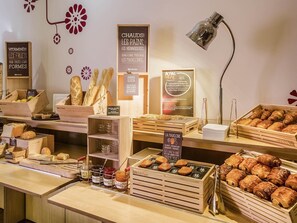 Bữa sáng buffet hàng ngày (12.90 EUR/mỗi người) 