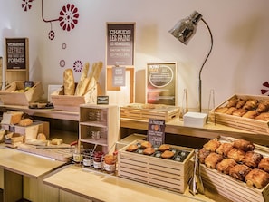 Frukostbuffé varje dag (EUR 12.90 per person)