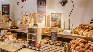 Frukostbuffé varje dag (EUR 13.5 per person)