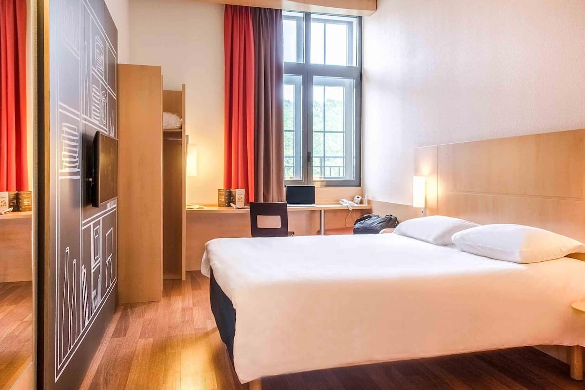 Quarto casal clássico, 1 cama de casal | Roupas de cama premium, escrivaninha, espaço de trabalho para notebook