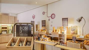 Petit déjeuner buffet (12.90 EUR par personne)