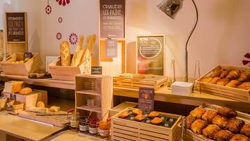 Petit déjeuner buffet (12.90 EUR par personne)