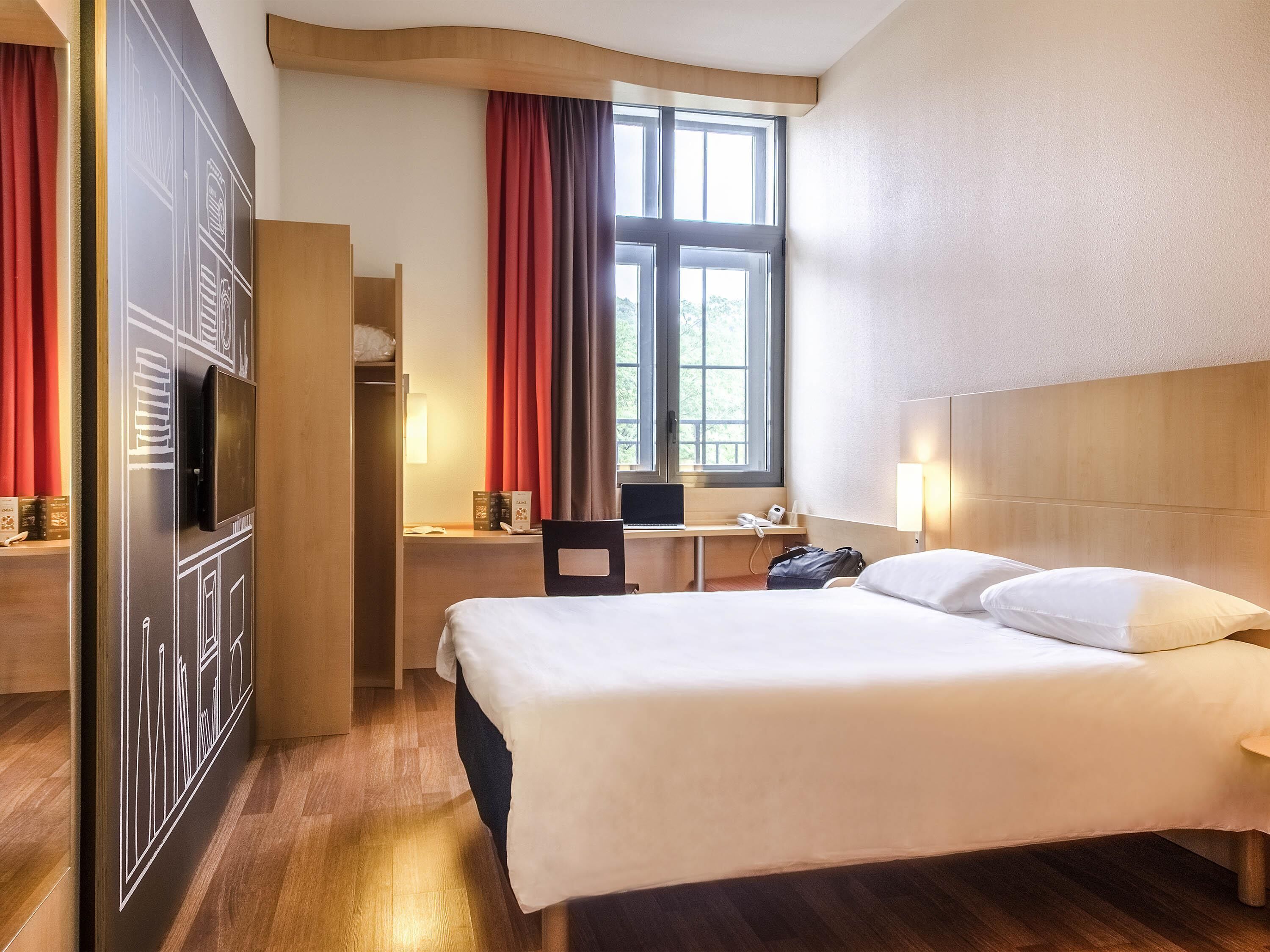 Ropa de cama de alta calidad, colchones con pillow-top y escritorio 