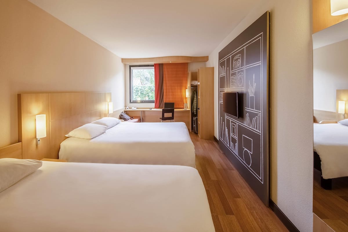 Chambre Classique (1 double bed and 1 single bed) | Literie de qualité supérieure, bureau
