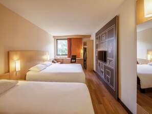 Habitación clásica (1 double bed and 1 single bed) | Ropa de cama de alta calidad y escritorio