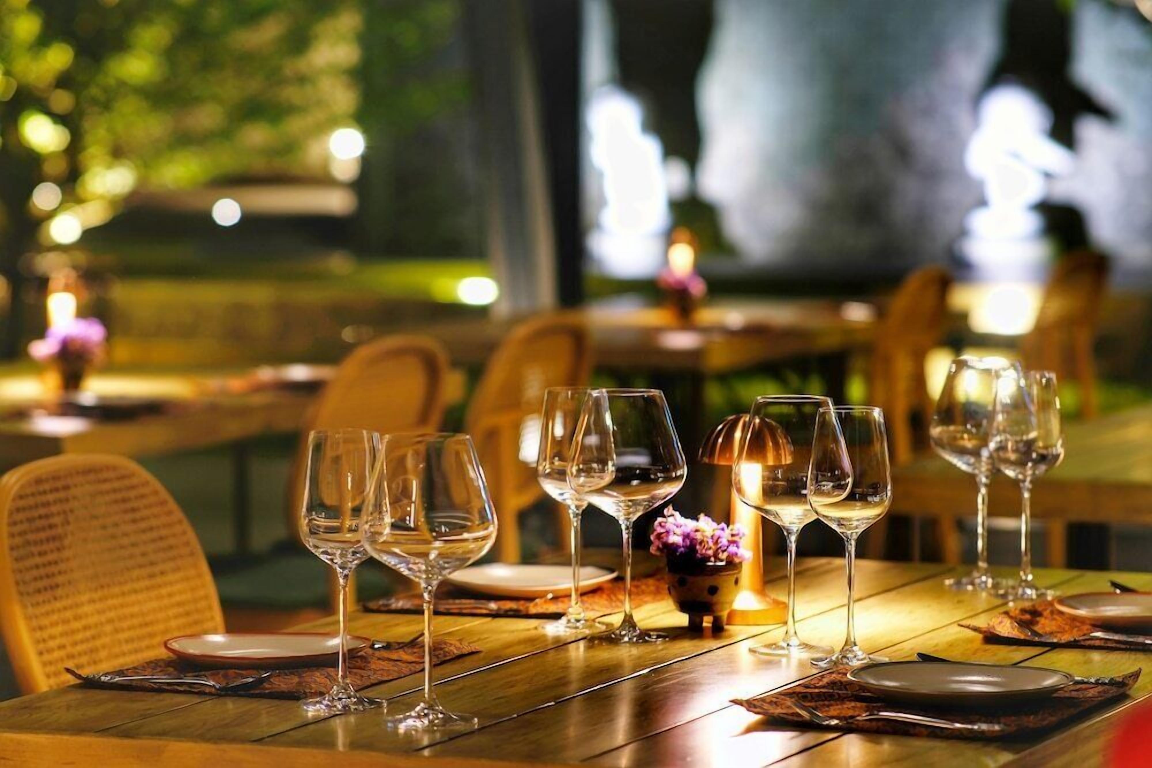Se sirven desayunos, comidas y cocina tailandesa con vista a la alberca