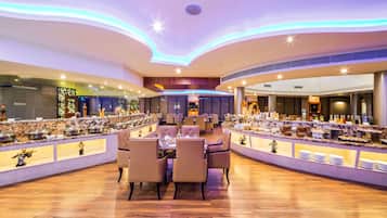 2 restaurants; breakfast, lunch and dinner served