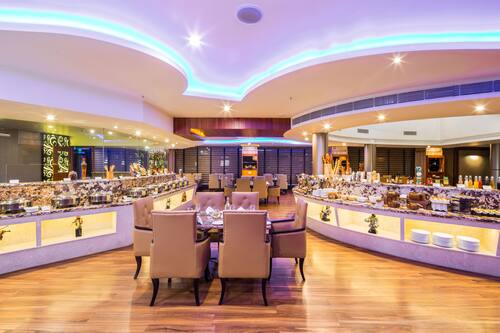 2 restaurants; breakfast, lunch and dinner served