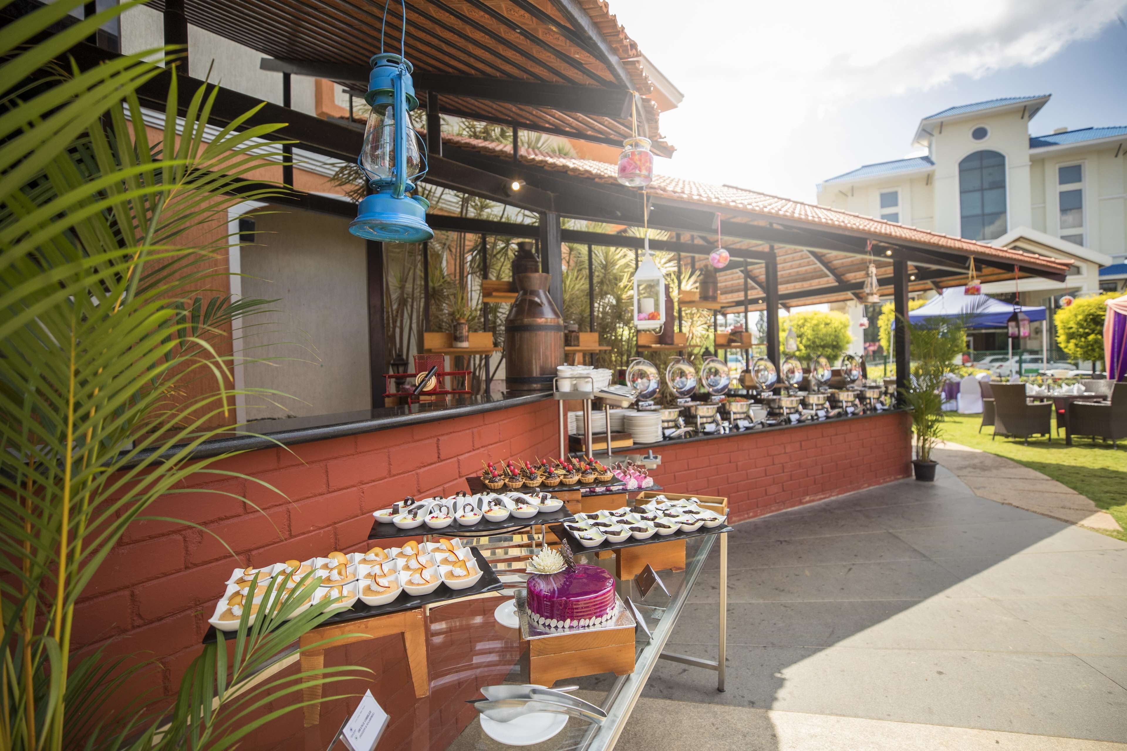 2 restaurants; breakfast, lunch, and dinner served