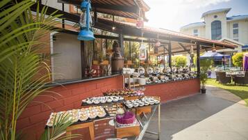 2 restaurants; breakfast, lunch, and dinner served