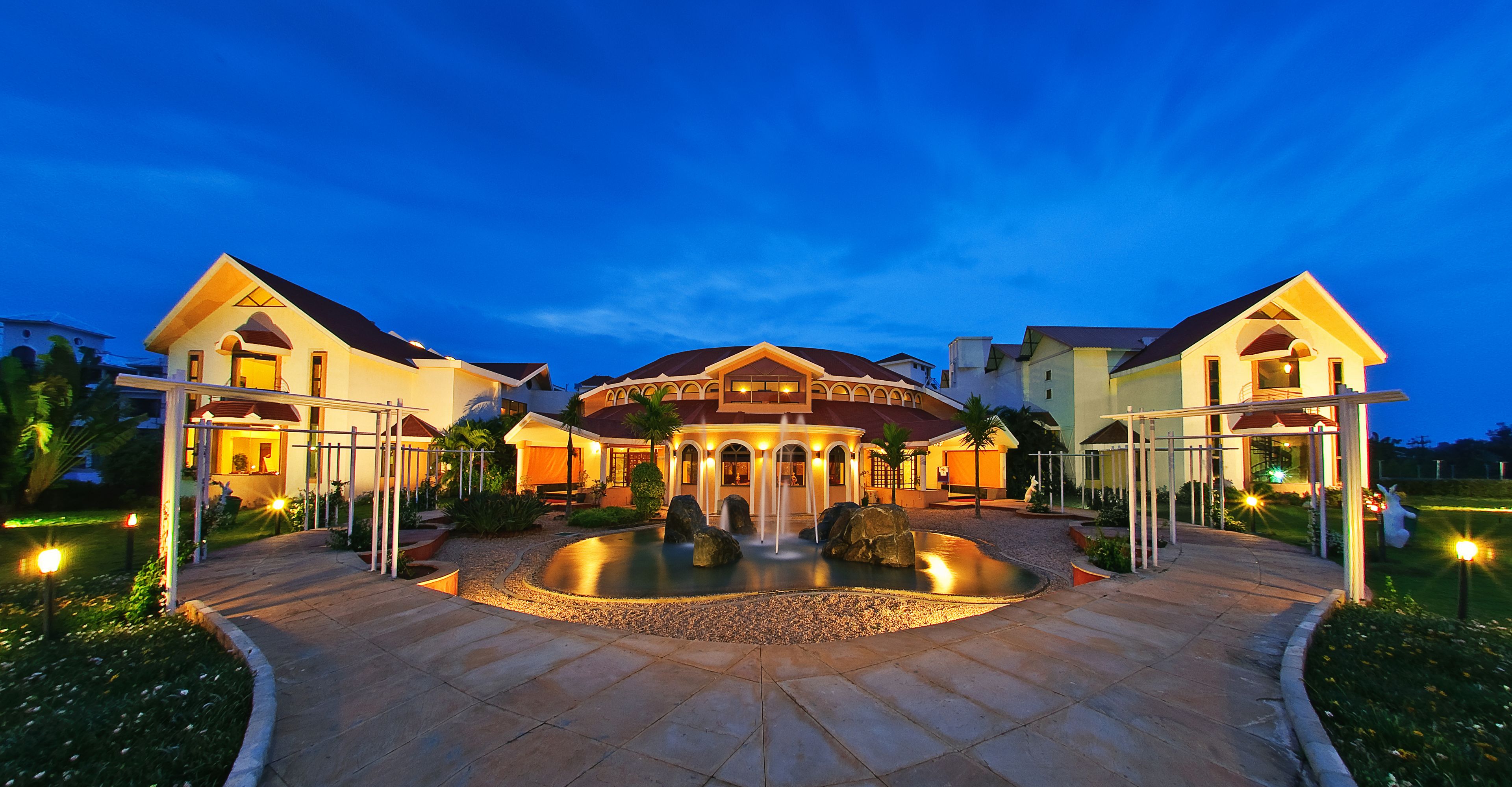 住宿正面 - 傍晚/夜晚