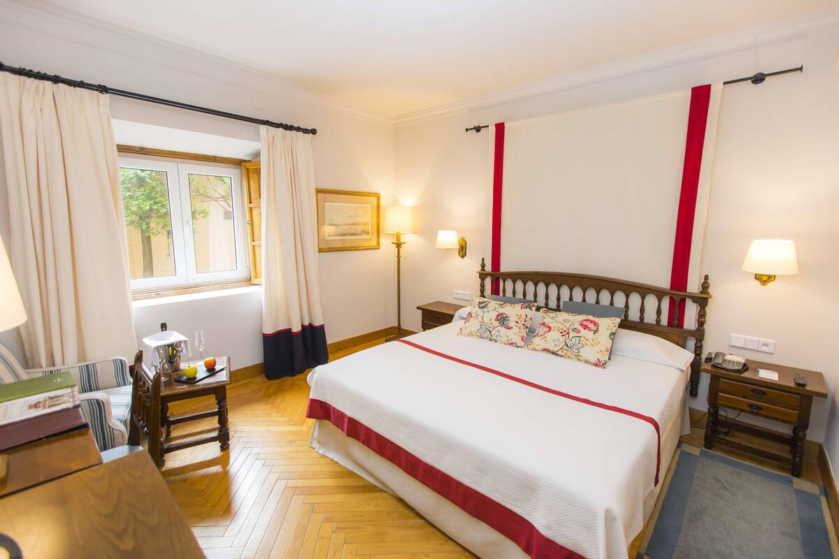1 slaapkamer, een minibar, een kluis op de kamer, een bureau