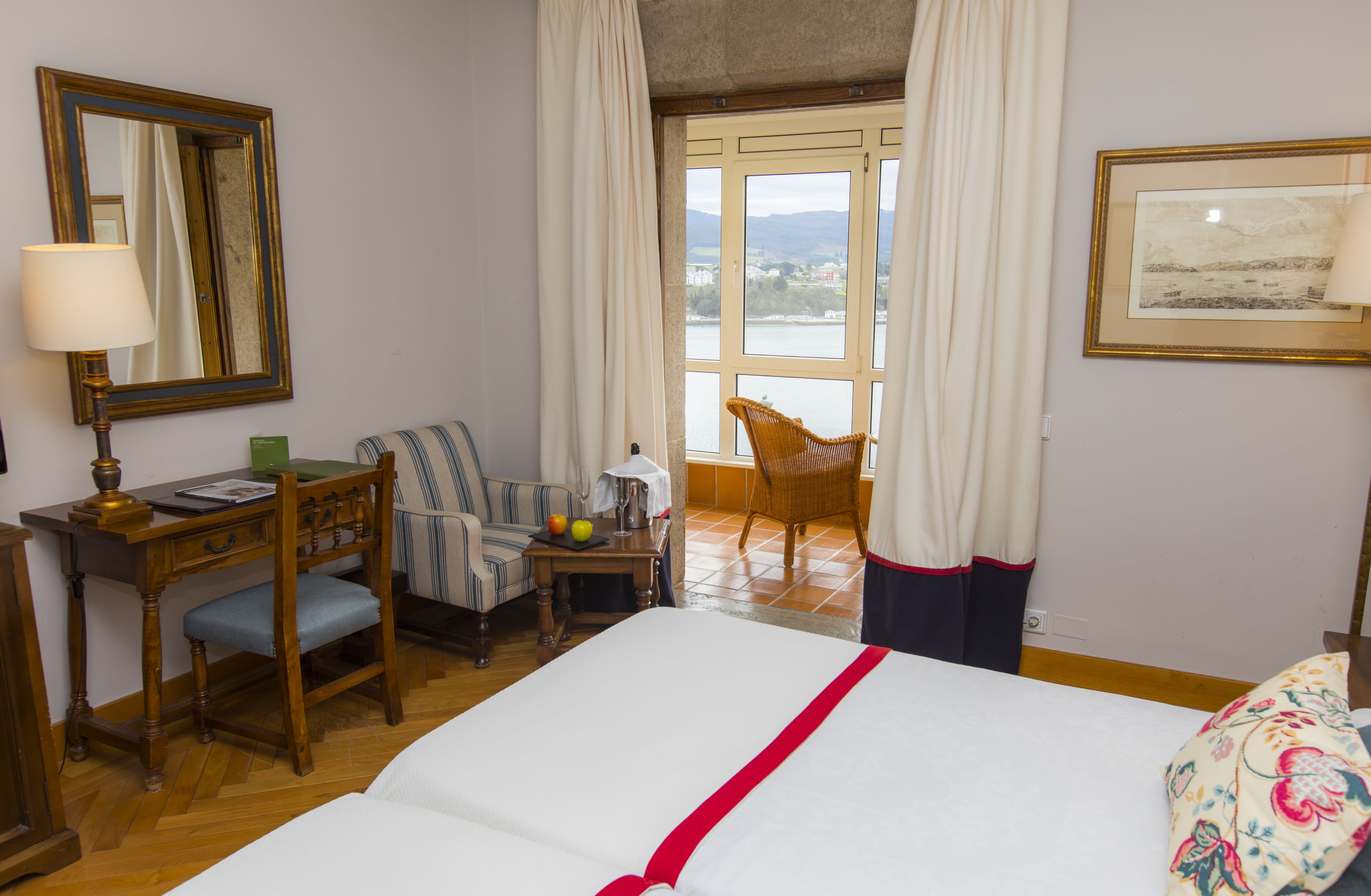 minibar, in-room safe, desk, free wifi