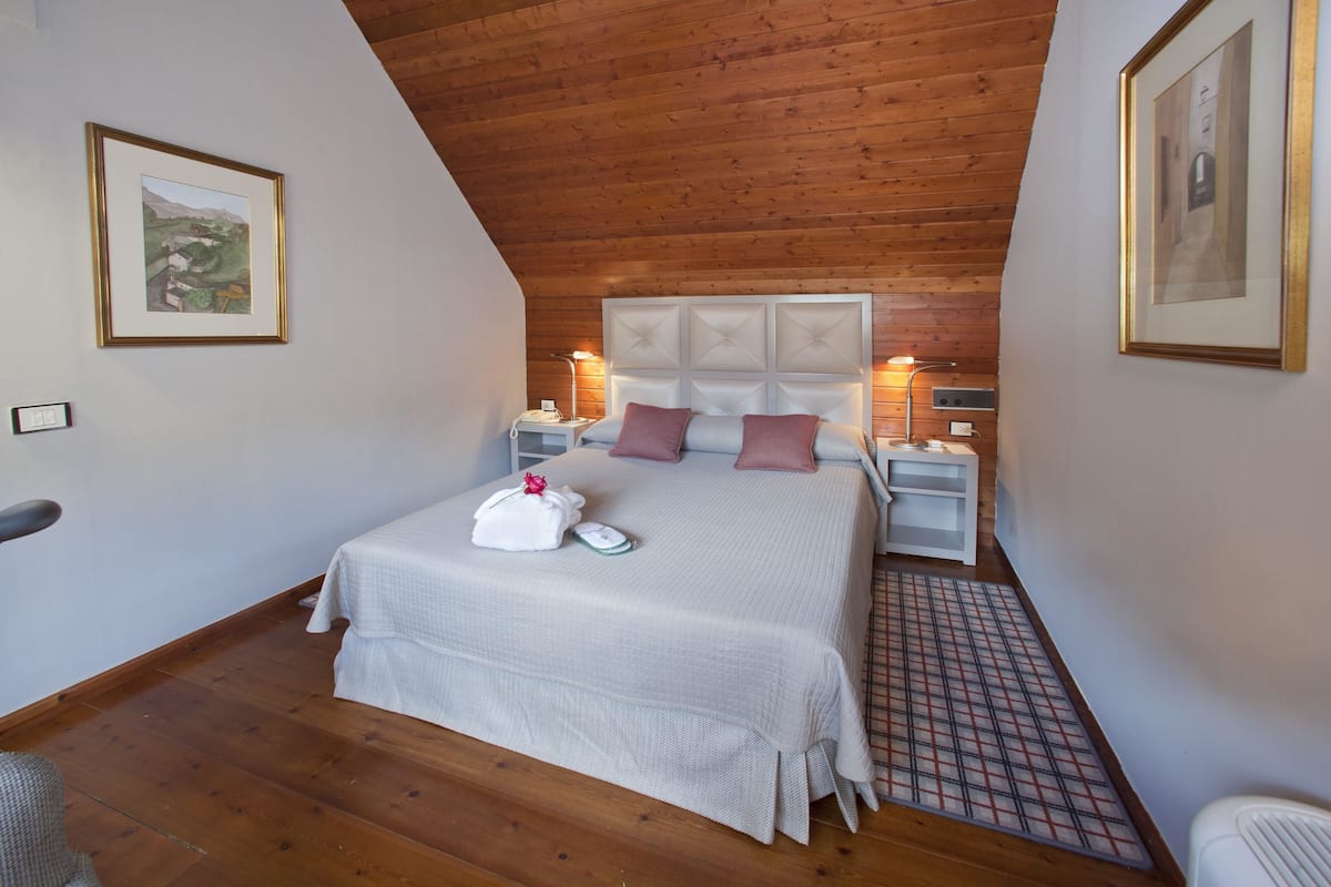 1 bedroom, premium bedding, minibar, in-room safe