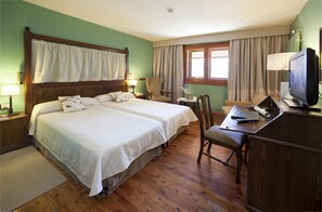 Roupas de cama premium, frigobar, cofres nos quartos, escrivaninha