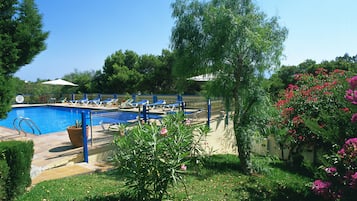 Piscina stagionale all'aperto, ombrelloni da piscina, lettini