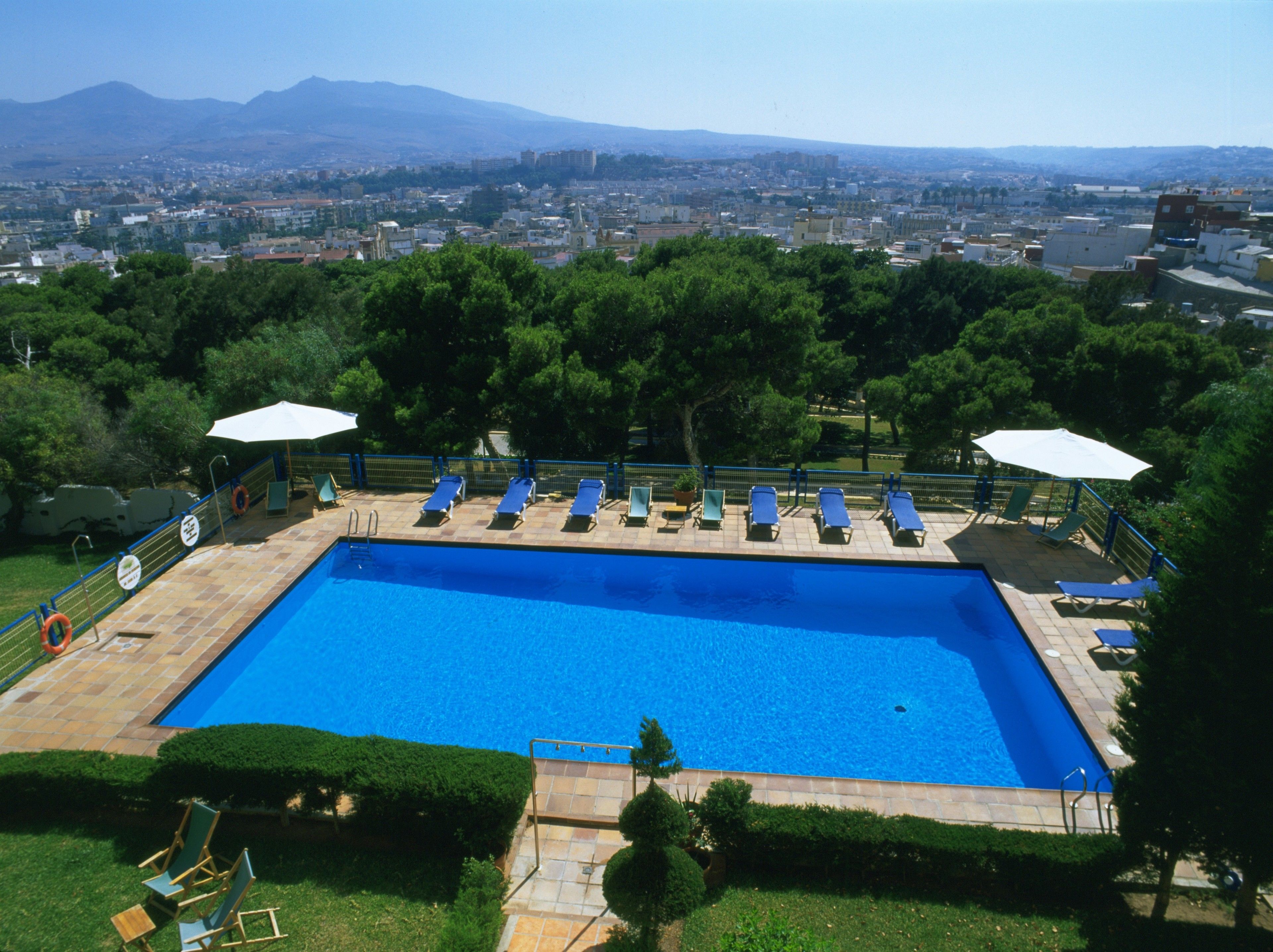 Sesongbasert utendørsbasseng, bassengparasoller og solsenger