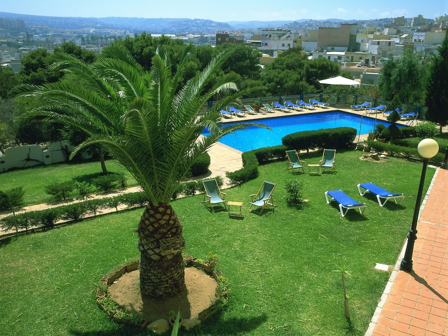 Een seizoensgebonden buitenzwembad en parasols bij het zwembad