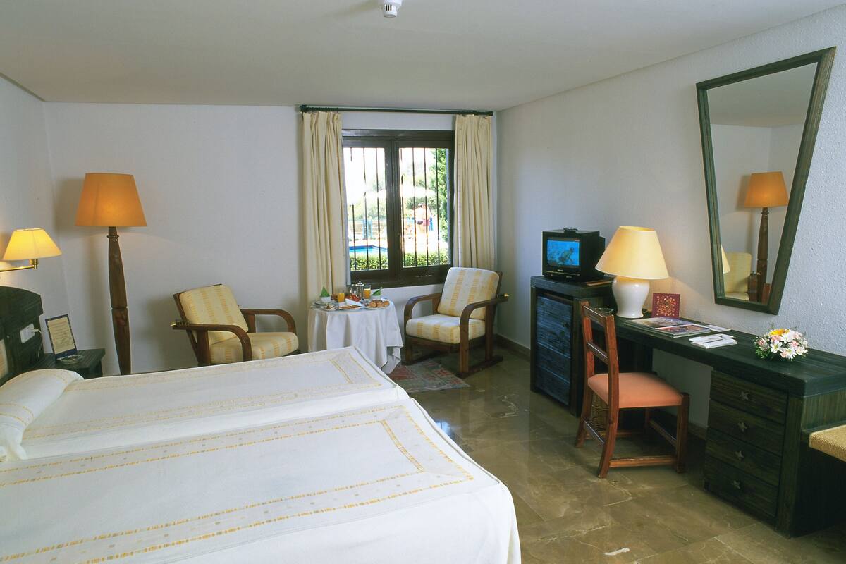 1 bedroom, premium bedding, minibar, in-room safe