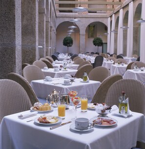 Daily buffet breakfast for a fee