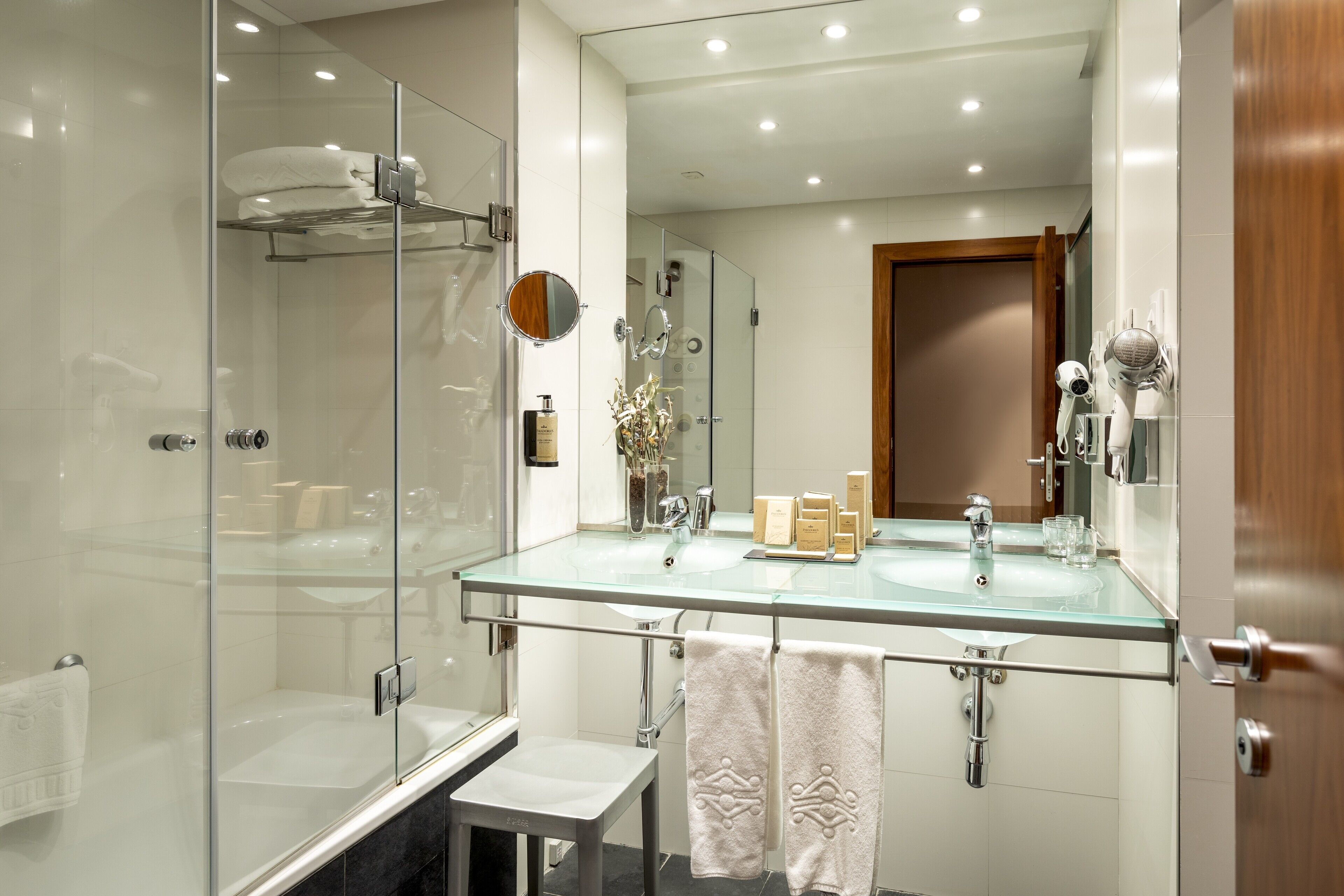 combined shower/bathtub, free toiletries, hair dryer, bidet