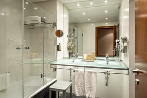 Een bad/douchecombinatie, gratis toiletartikelen, een haardroger