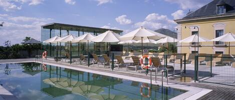 Kolam renang outdoor musiman