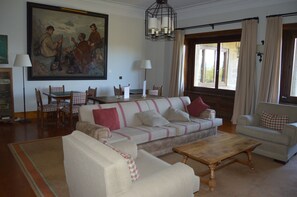 Library - Parador De Gredos  (Navarredonda de Gredos)