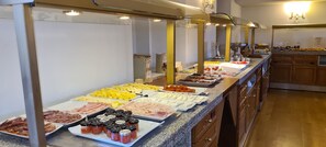 Petit déjeuner buffet (19 EUR par personne)