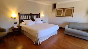 Luxe beddengoed, een minibar, een kluis op de kamer, een bureau