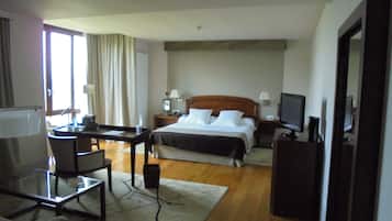 Junior Suite, 1 Queen Bed | Premium bedding, minibar, in-room safe, desk