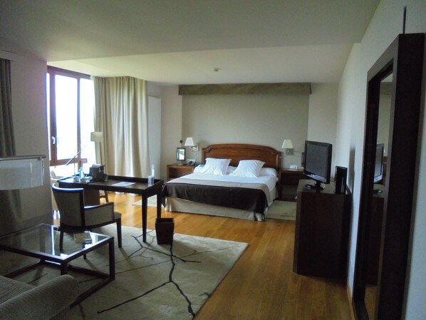 Junior Suite, 1 Queen Bed