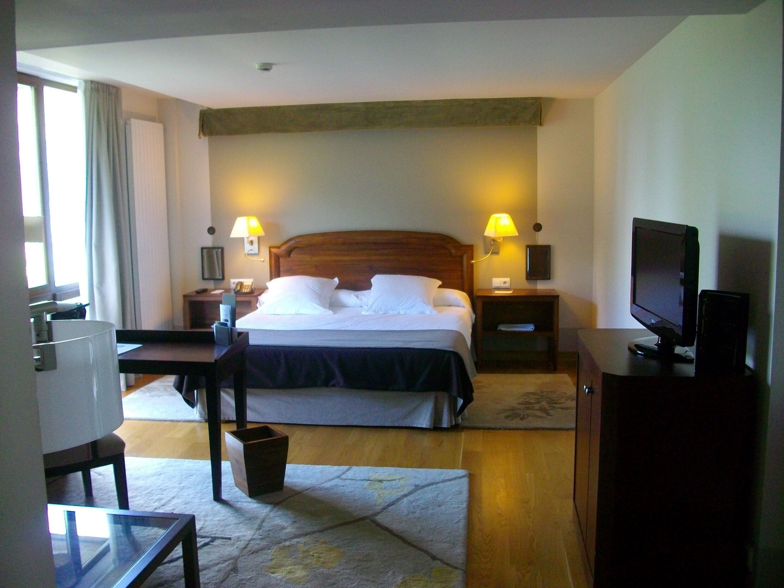 고급 침구, 미니바, 객실 내 금고, 책상