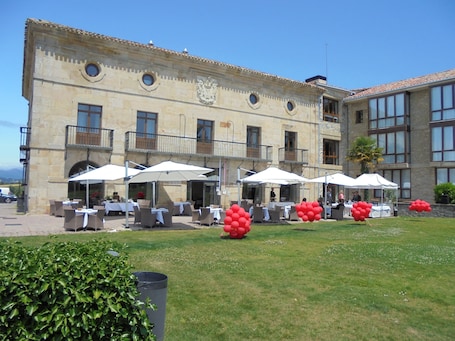 Fassade der Unterkunft. Parador De Argomaniz