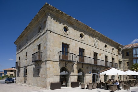 Fassade der Unterkunft. Parador De Argomaniz