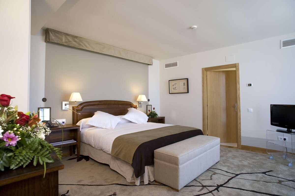 Premium bedding, minibar, in-room safe, desk