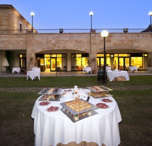 Se sirven comidas, cenas y cocina regional 