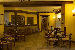 Serves lunch and dinner