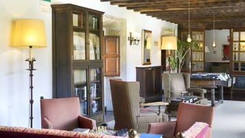 Sert le déjeuner et le dßner